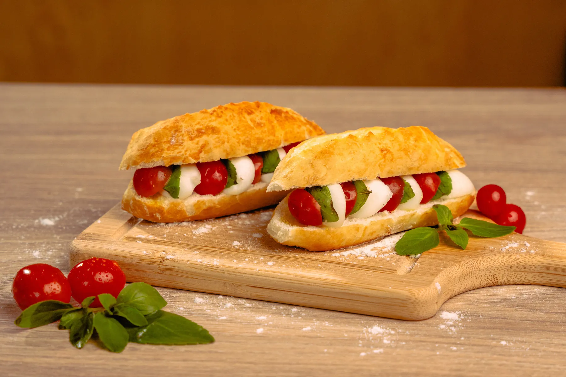Sanduíche caprese em tábua de madeira, foto ZOOME Food Films